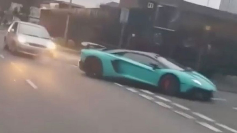 Fiesta τρακάρει από πίσω μια Lamborghini και εξαφανίζεται!